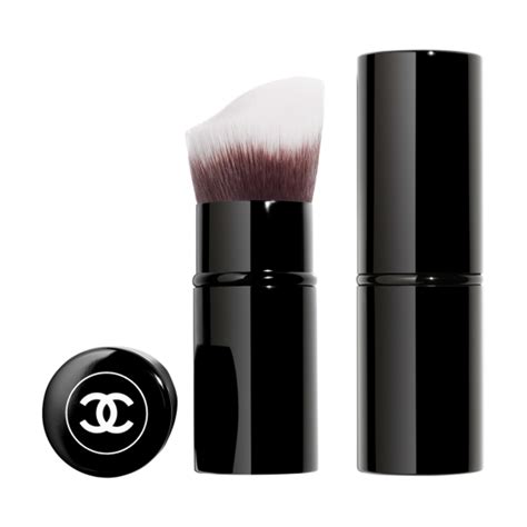 les pinceaux de chanel foundation.